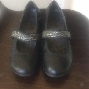 Black Vionic Flats